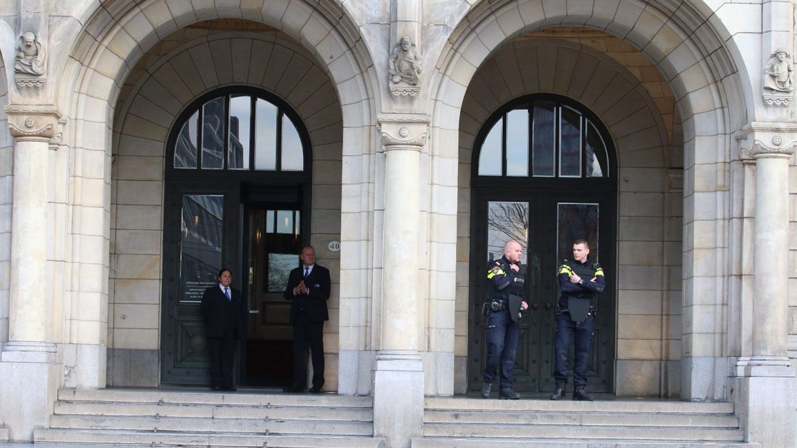 Man Vast Voor Bommelding Stadhuis Rotterdam - Rijnmond