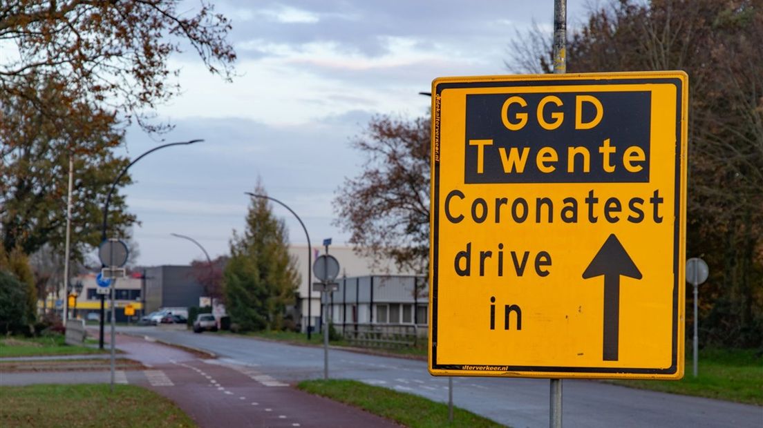 Toegangsbord naar de coronateststraat in Hengelo