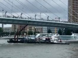 Schip vaart tegen Erasmusbrug