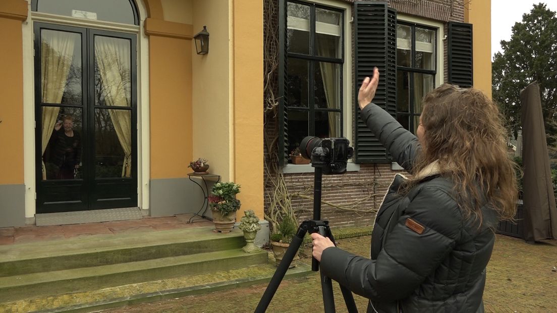 Haar werk als fotograaf en fotografiedocent ligt grotendeels stil, maar Petra van Vliet uit Zutphen gaat niet bij de pakken neerzitten. Met haar camera gaat ze op pad om stadsgenoten achter het glas te portretteren, onder de naam 'Zutphen Inside'.