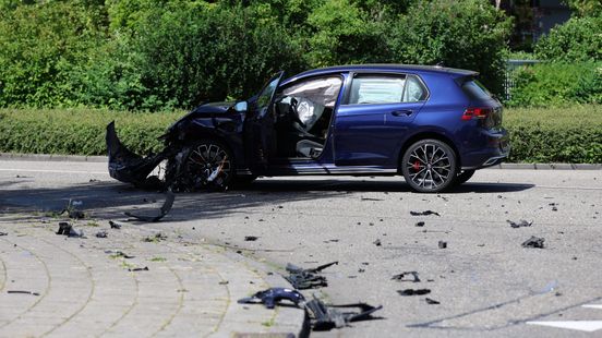 Zwaargewonde bij ongeluk: motor meters verderop in bosjes, brokstukken auto bezaaid over weg. Zwaargewonde bij ongeluk: motor meters verderop in bosjes, brokstukken auto bezaaid over weg.