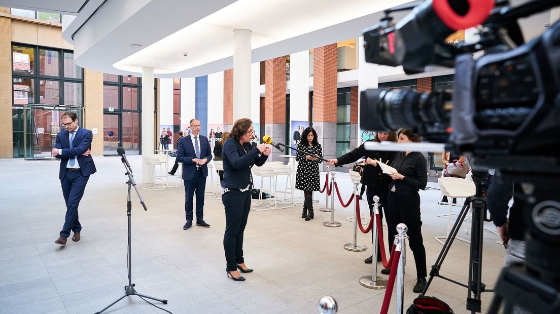 Staatssecretaris Tamara van Ark staat de pers te woord bij de presentatie van de regeling