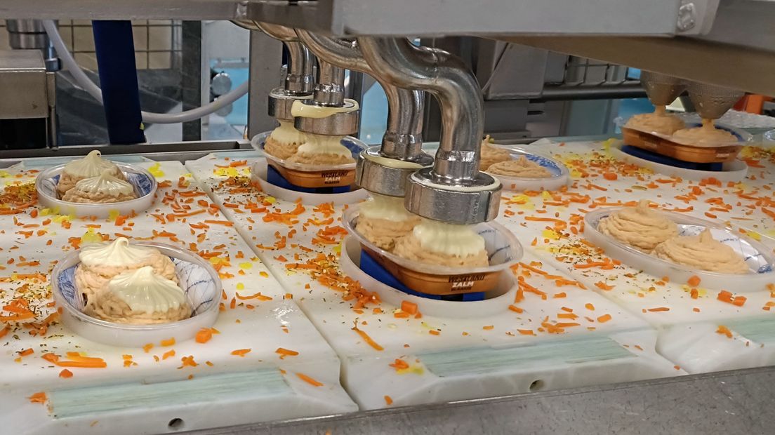 Een spuitmond doet geheel automatisch een toefje mayonaise op deze zalmschoteltjes