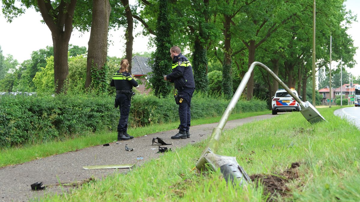 Auto rijdt lantaarnpaal omver en belandt in sloot bij Deventer
