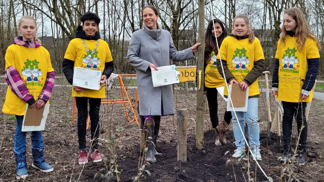 Demissionair minister Schouten met de Alphense kinderburgemeester- en wethouders