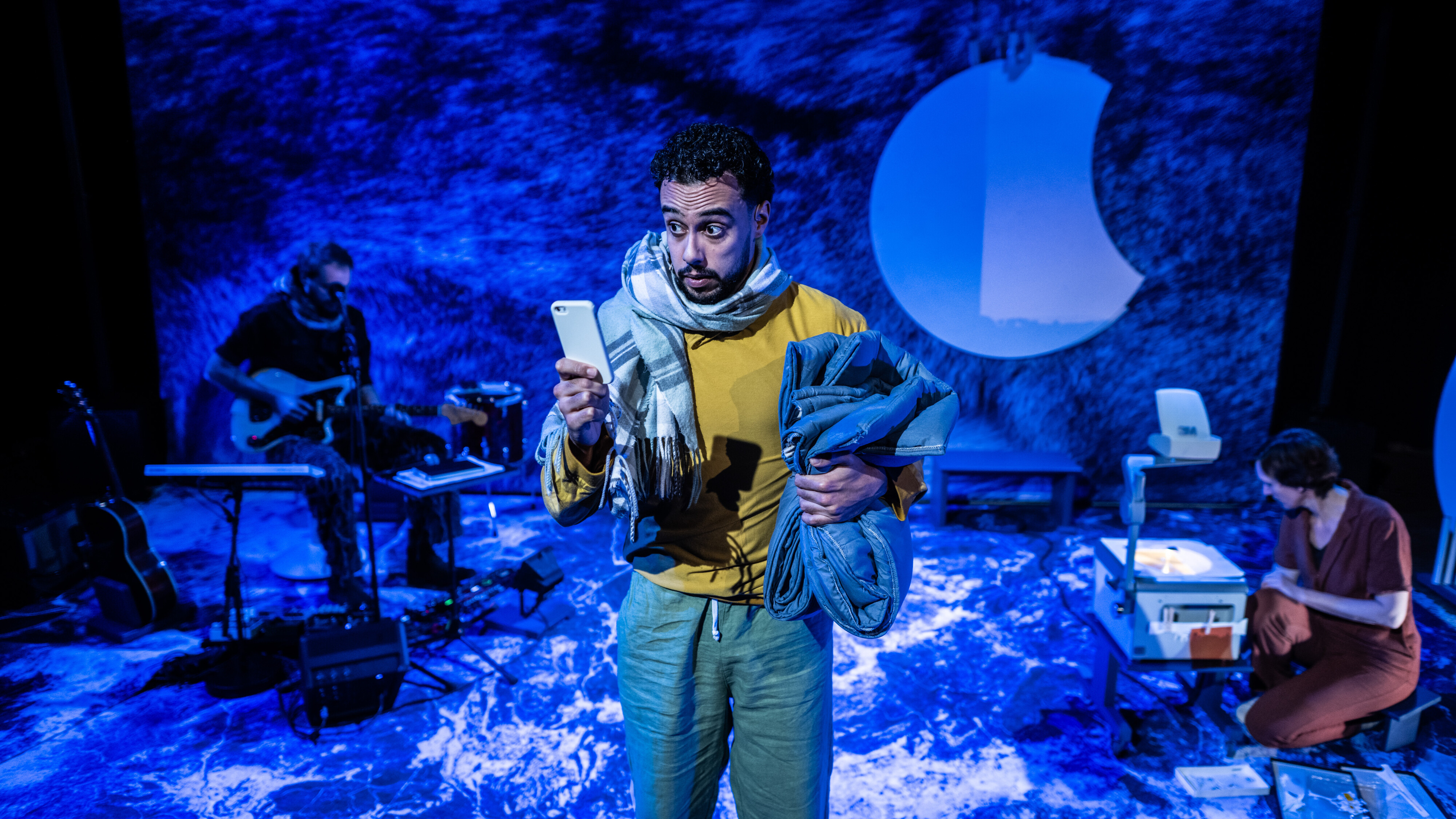 In scene út de foarstelling Anwar en de Wolf fan Tryater