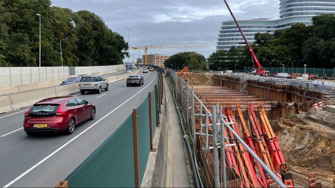 Links de huidige ringweg, rechts de verdiepte ligging van de nieuwe weg