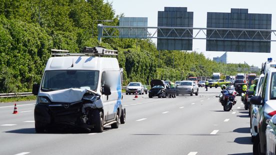 Drie gewonden bij groot ongeluk met zes autos op A16. Drie gewonden bij groot ongeluk met zes autos op A16.