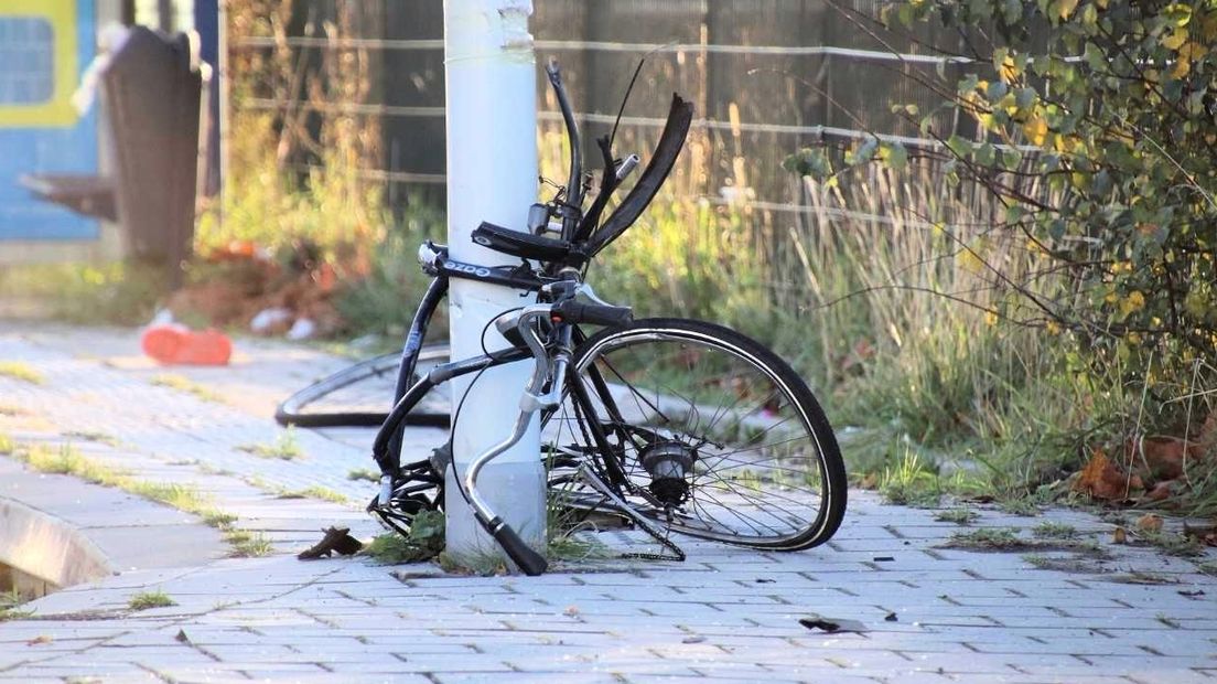 De fiets waar de omgekomen man en vrouw op zaten werd door de klap tegen een lantaarnpaal aan geslingerd