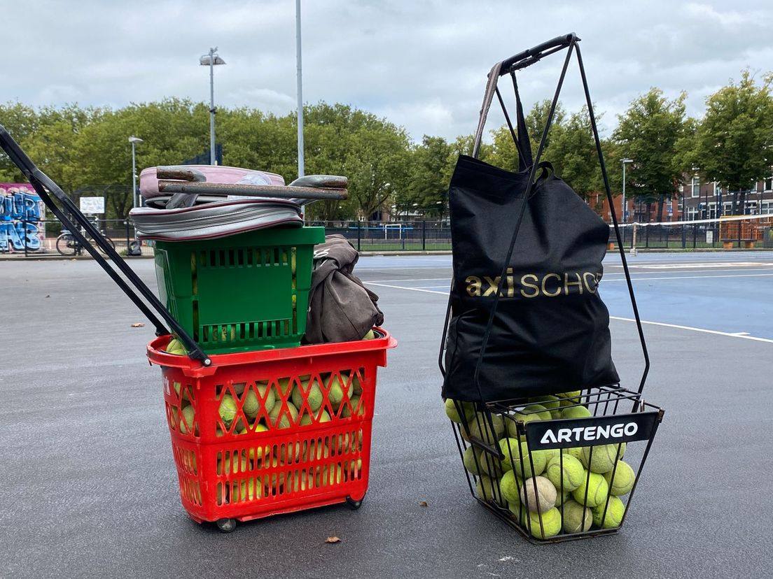 Drie manden en een tas vol 'antieke' tennisballen