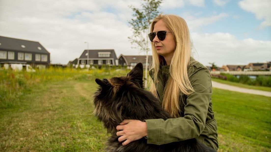 Diana Zwerwer met haar hond op de plek waar ze werd getroffen door bliksem