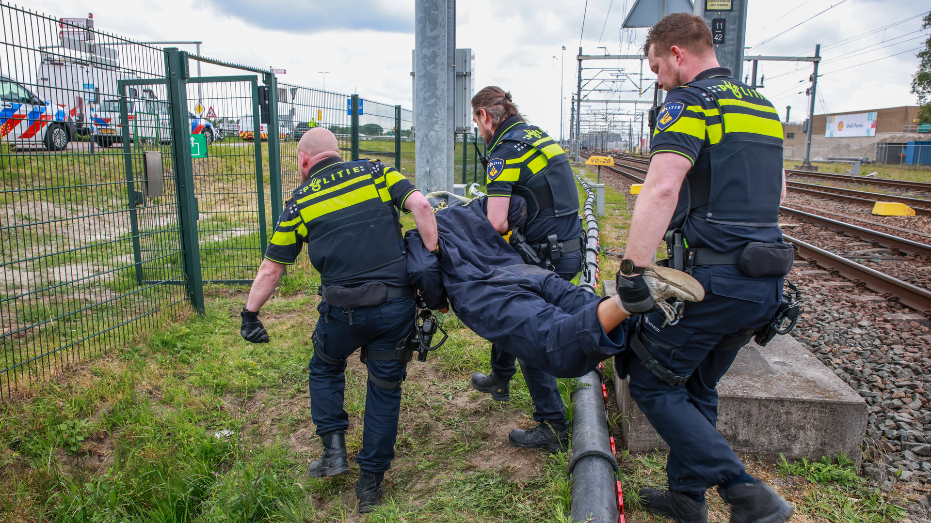 Zes demonstranten van actiegroep Geef Tegengas werden dinsdagmiddag gearresteerd