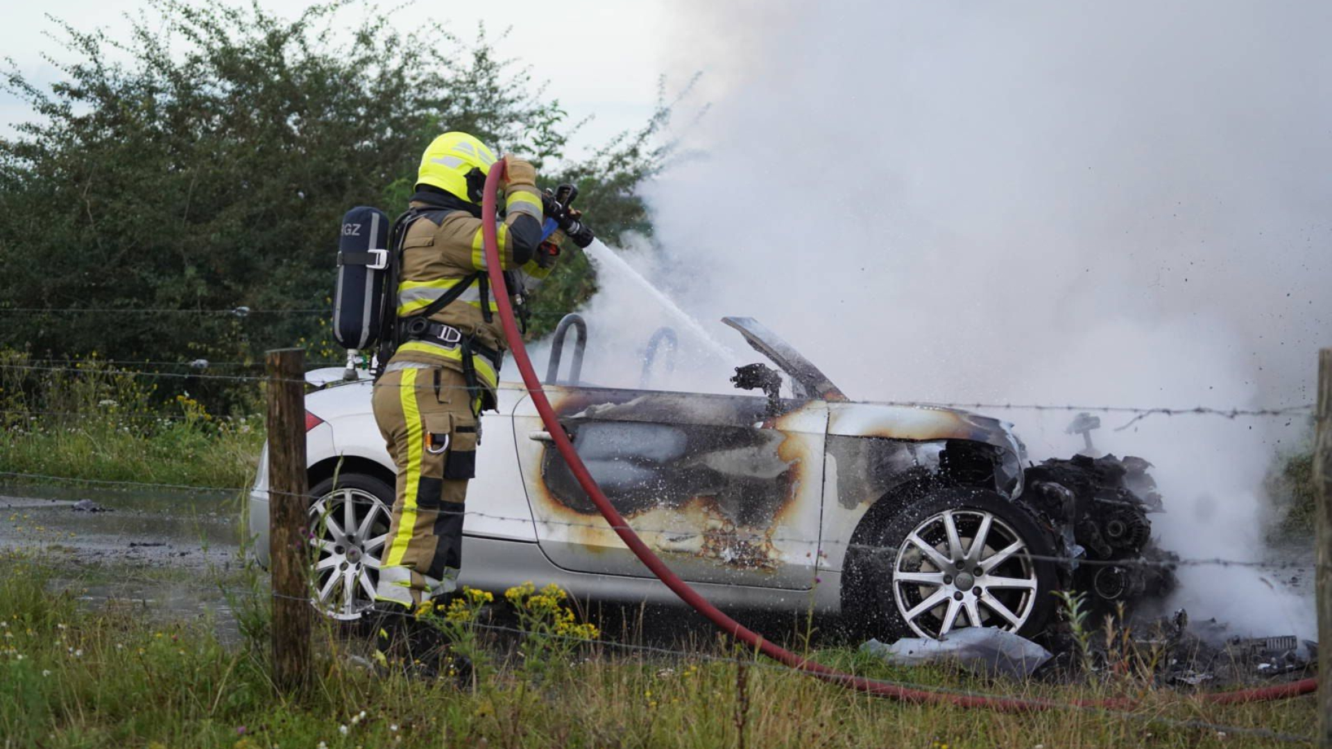 Vliegtuigongeval Voorst • auto uitgebrand.