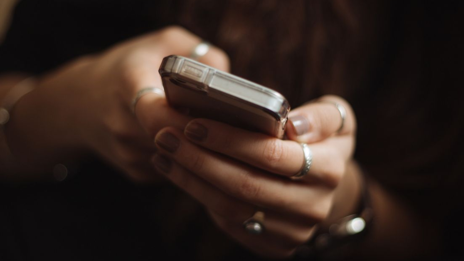 Sextortion is criminaliteit waarbij vooral jongeren, maar ook volwassenen, via internet overtuigd worden om intieme beelden van zichzelf door te sturen.