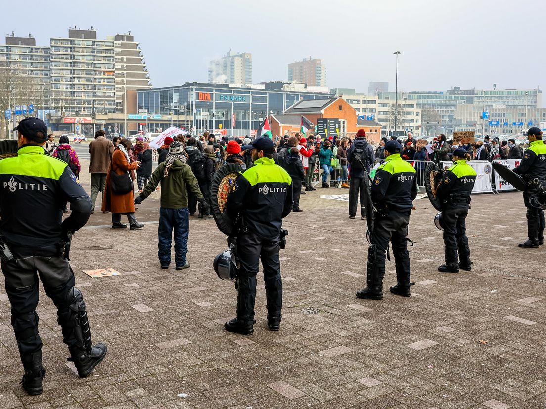 De ME bij een eerder protest tegen de wapenbeurs.