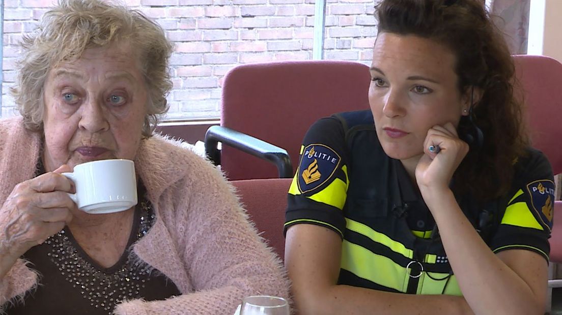 Wijkagent Ilse gaat in Alphen op bezoek in bejaardehuis 