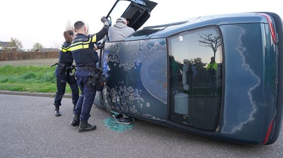 Auto belandt op zijkant na aanrijding met lantaarnpaal, bestuurder aangehouden Nieuws