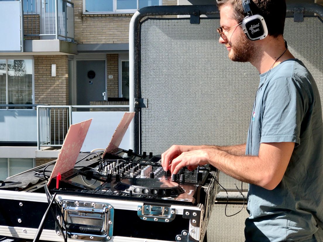 Tachtig bewoners flat Rotterdam-Centrum gaan los op silent disco-feestje: 'Zo leer je je buren nog eens kennen'