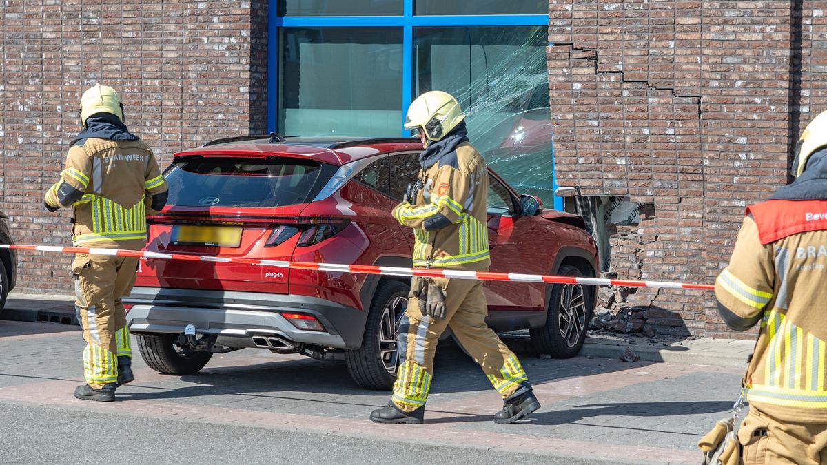 Auto rijdt gevel van pas verbouwde supermarkt in Sneek aan gort