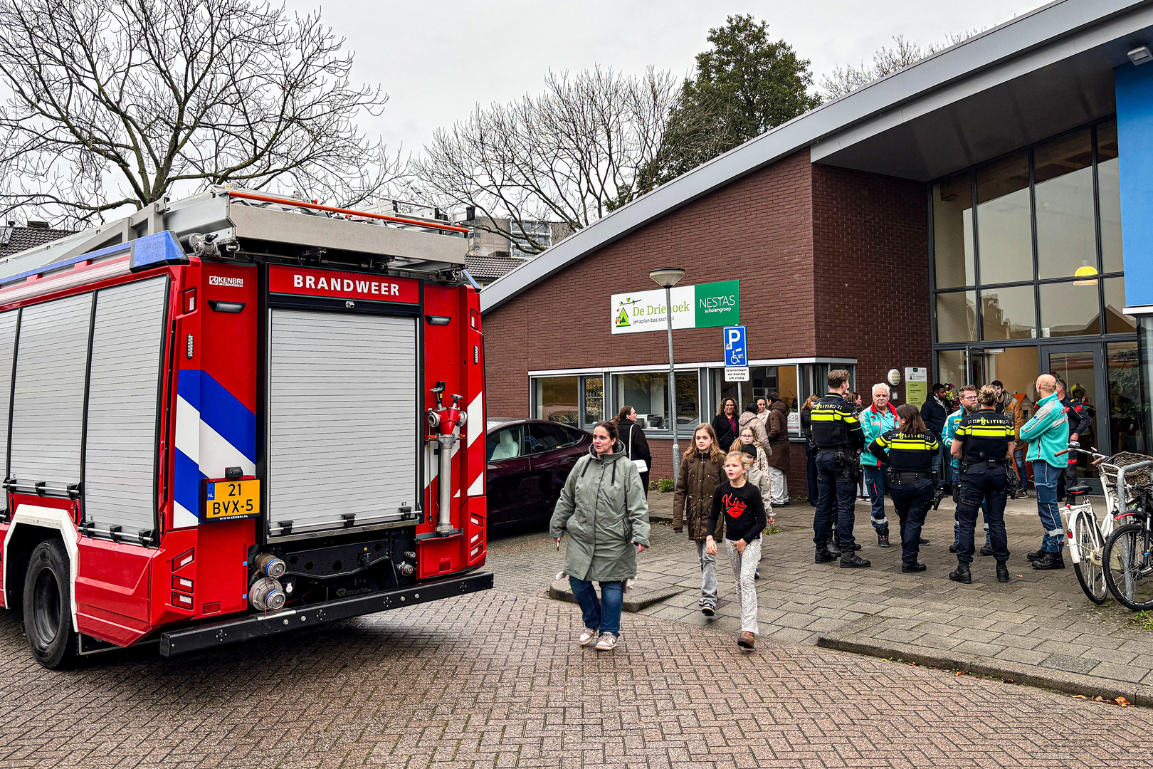 Het is nog niet duidelijk waar de vreemde lucht in de school vandaan komt.