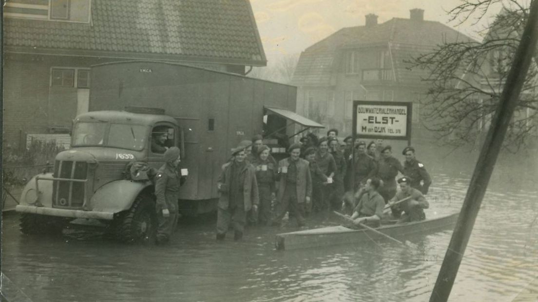 De Y.M.C.A. thee bus in Elst, toen de Betuwe door de bezetter onder water gezet was.