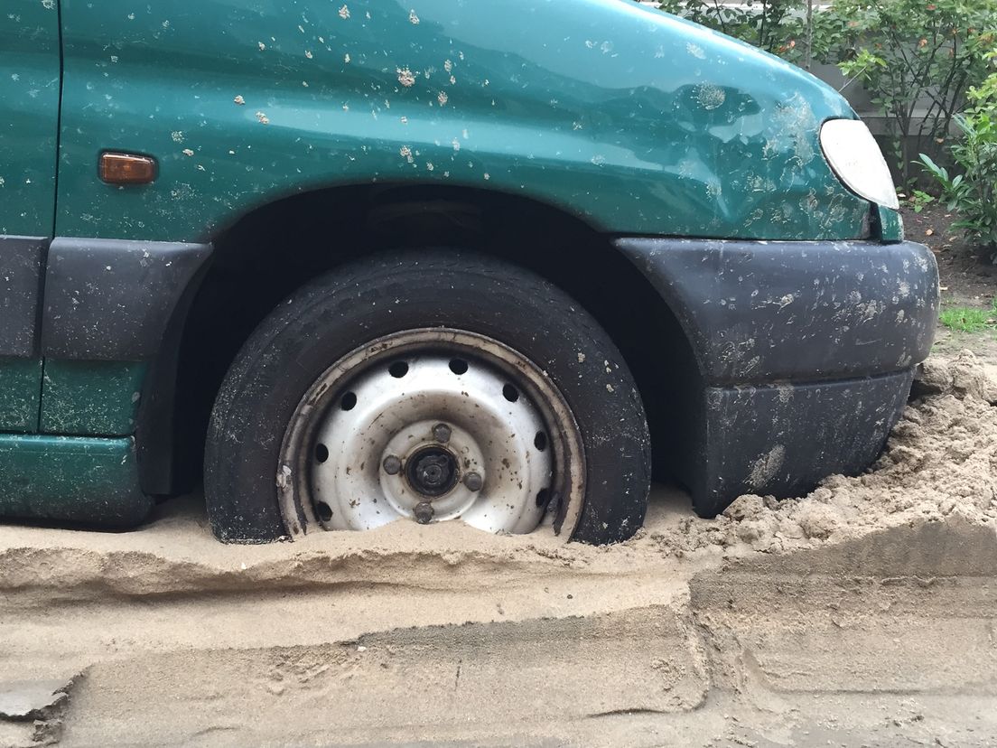 Auto's staan nog in het zand in de Schielaan