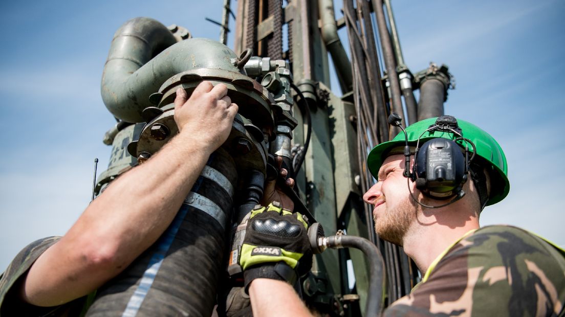 Militairen aan het werk bij de boorinstallatie (Rechten: Defensie/Erik Morren)