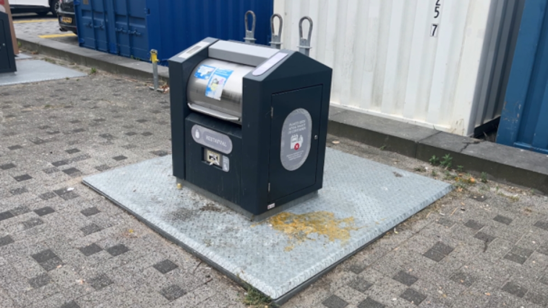 Een ondergrondse container voor restafval. Foto ter illustratie