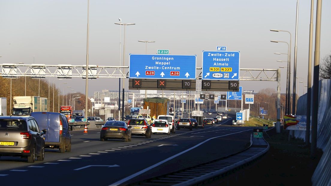 De A28 richting Zwolle staat nog steeds vast en twee rijstroken zijn gesloten