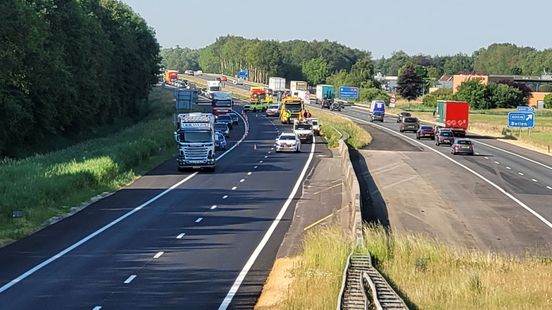 Ongeluk op A28 van Meppel naar Zwolle: linkerrijstrook tijdelijk dicht, 8 km file.