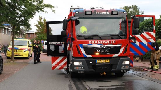 Brandweer blust schuurbrand in woonwijk