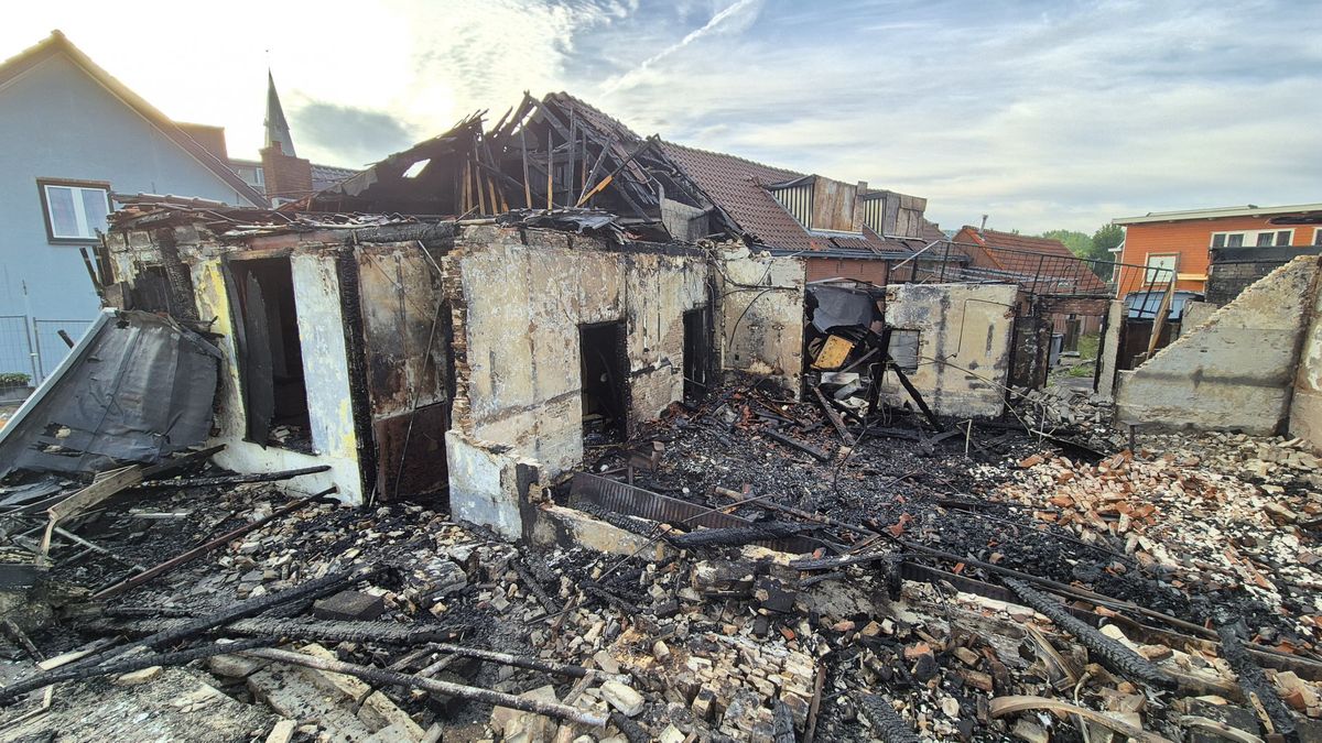 Afgebrand café wordt maar niet gesloopt, omwonenden boos: 'Gooi het plat'