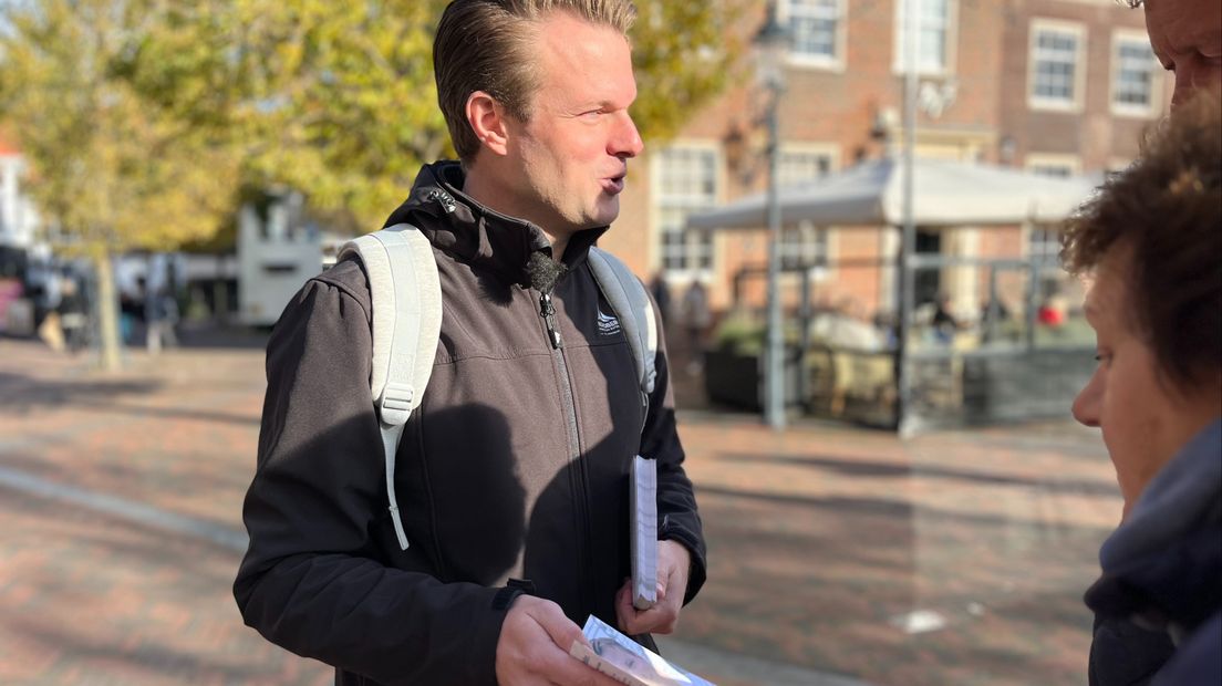 Peter Valstar voert namens de VVD campagne in Naaldwijk