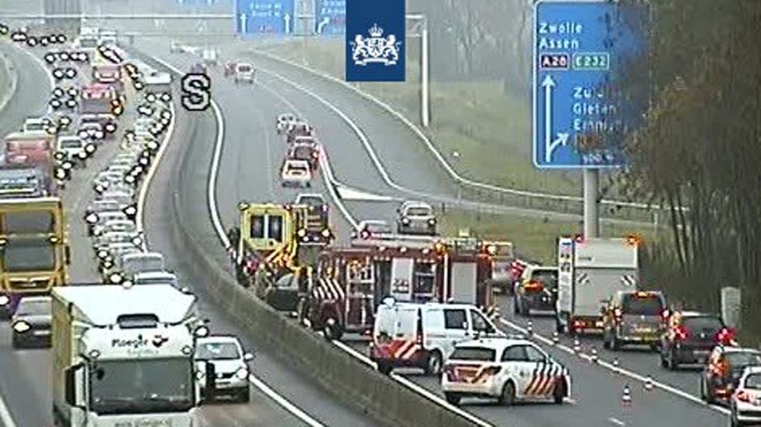 Door het ongeluk bij de afslag Eelde is een file in beide rijrichtingen op de A28 ontstaan.