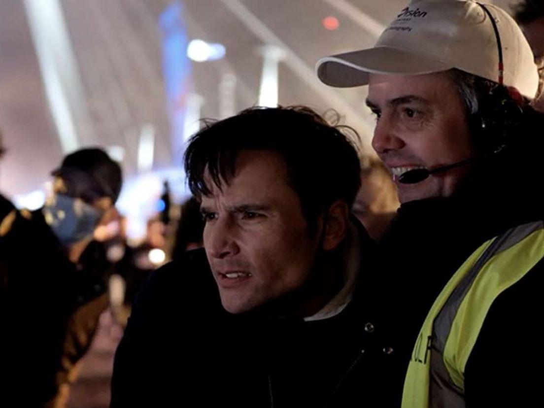 Cameraman Rolf Dekens (r) en regisseur en vriend Tim Oliehoek (l) tijdens de opnames op de Erasmusbrug