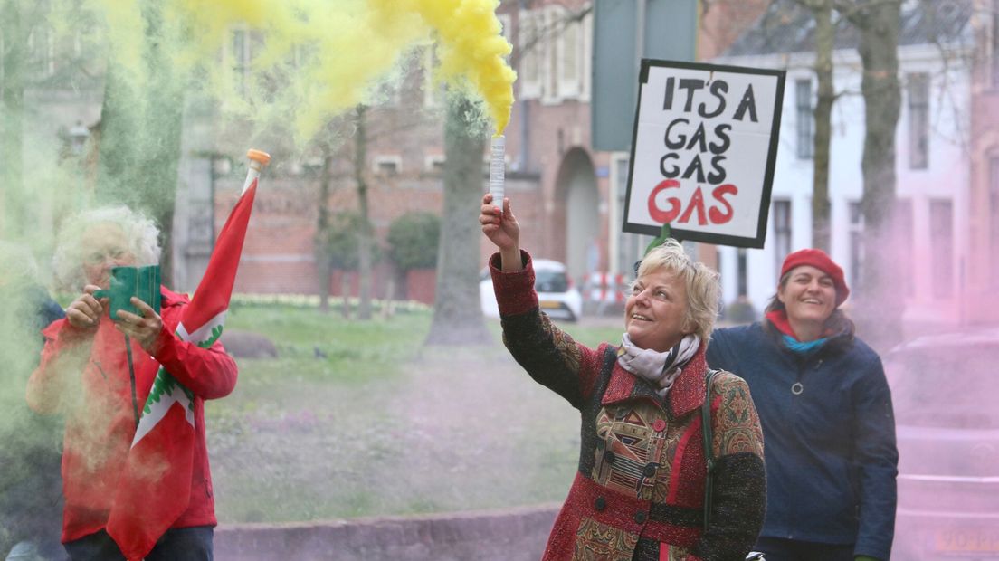 Deelnemers aan de actie ontsteken een fakkel