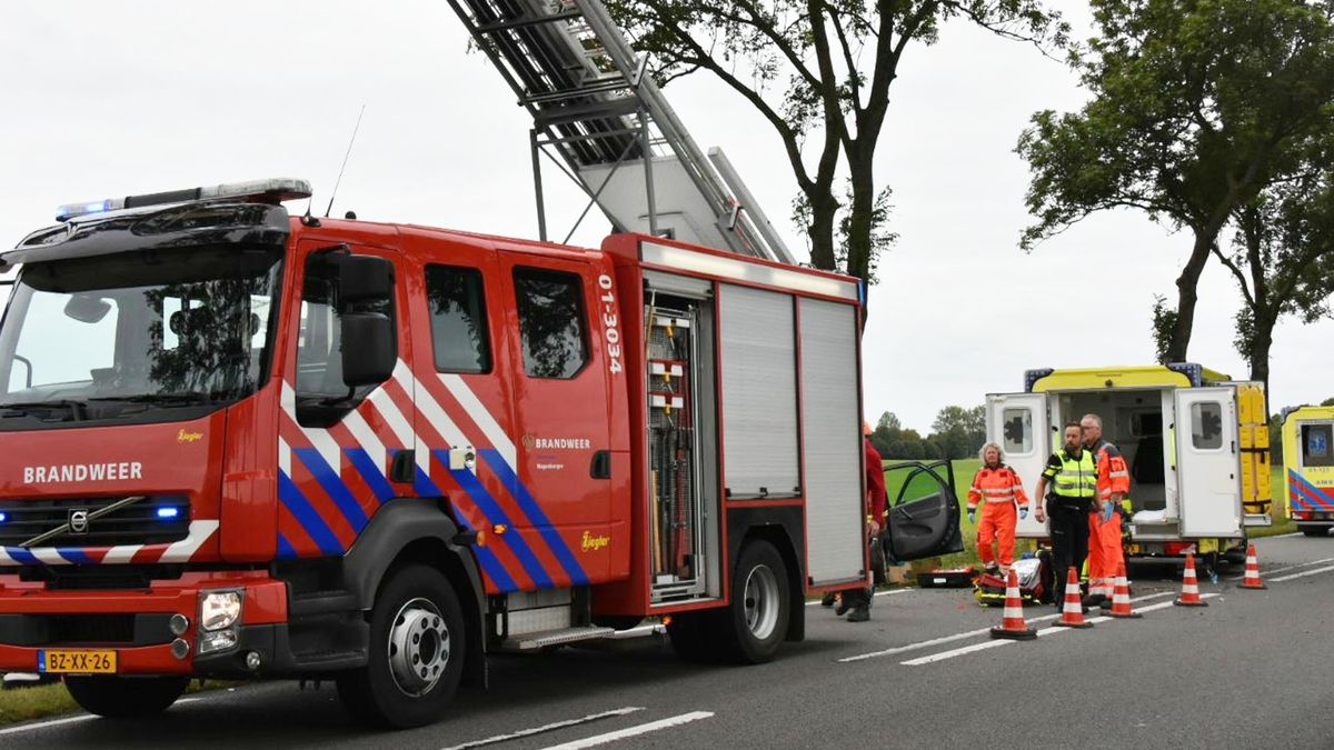 Auto botst op boom bij Nieuwolda, N362 weer open (update)