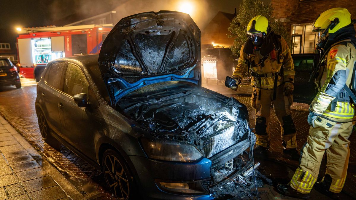 Derde autobrand in korte tijd in Deventer wijk Zandweerd