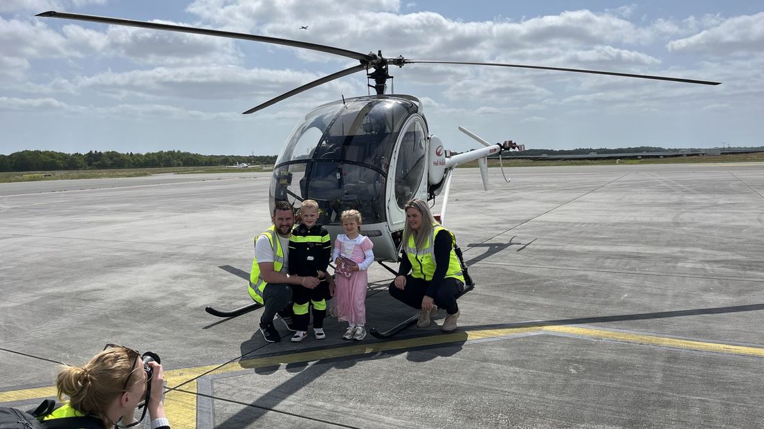 Jenoah en zijn familie voor de helikopter in Eelde.