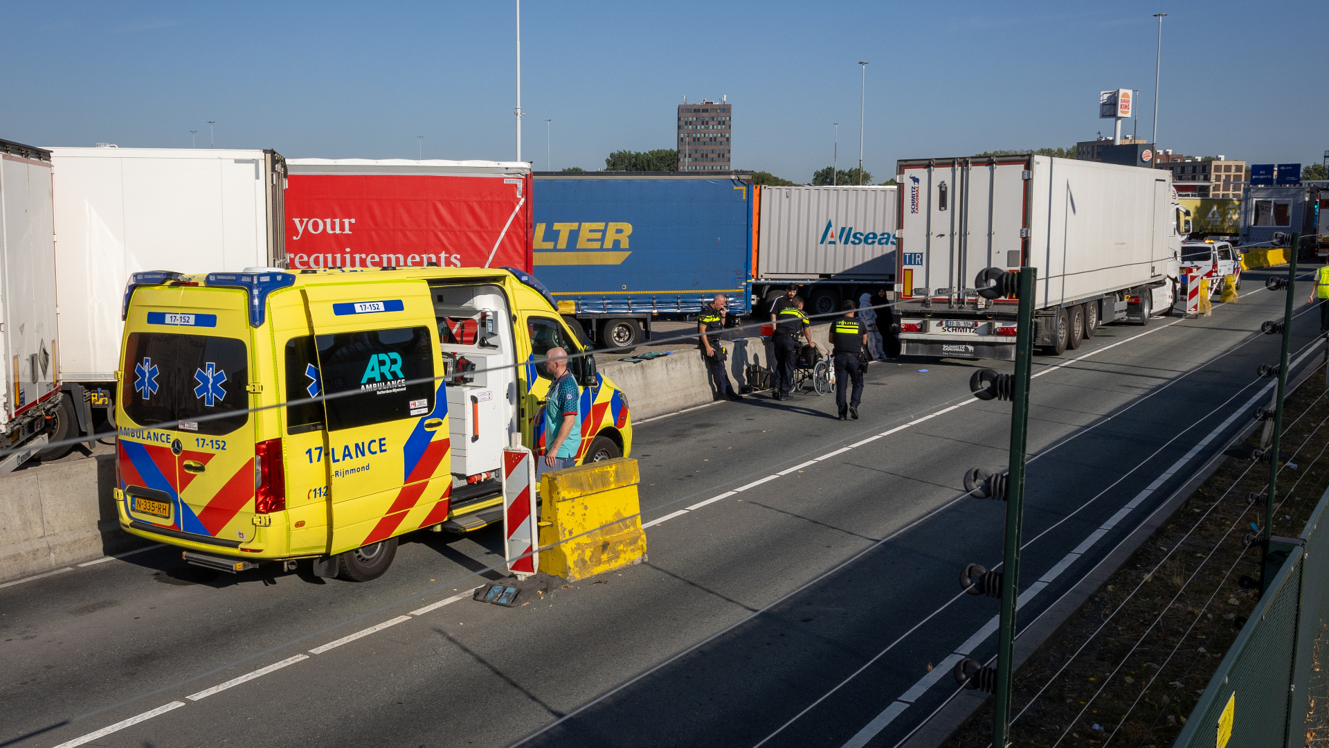 Meerdere personen zijn door ambulancepersoneel nagekeken.