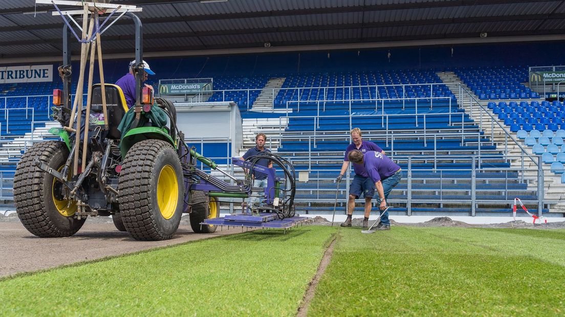 De nieuwe grasmat bij PEC Zwolle is voorlopig nog geen succes