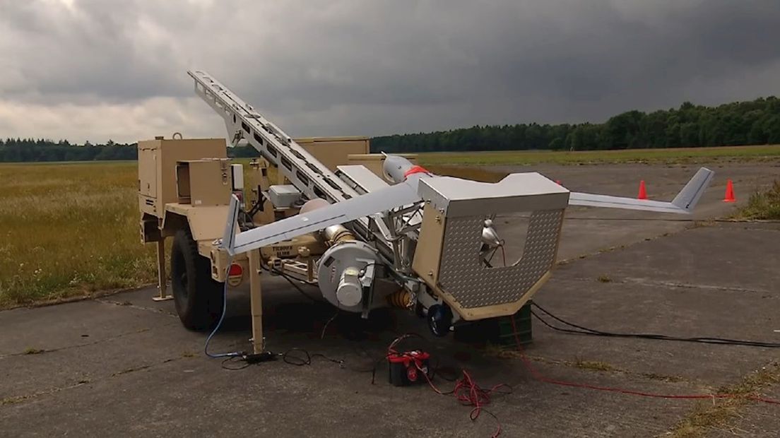 De scan eagle klaar voor zijn lancering langs de IJssel