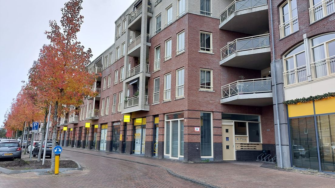 De daders stonden in dit portiek aan de Vossenburcht