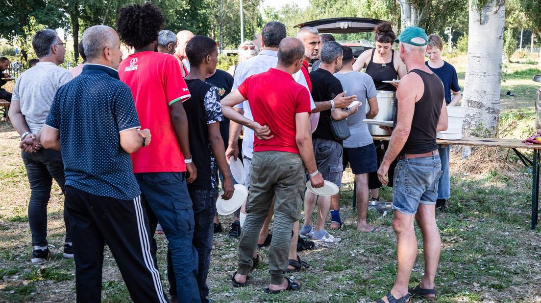 Medewerkers van MiGreat delen eten uit in Ter Apel