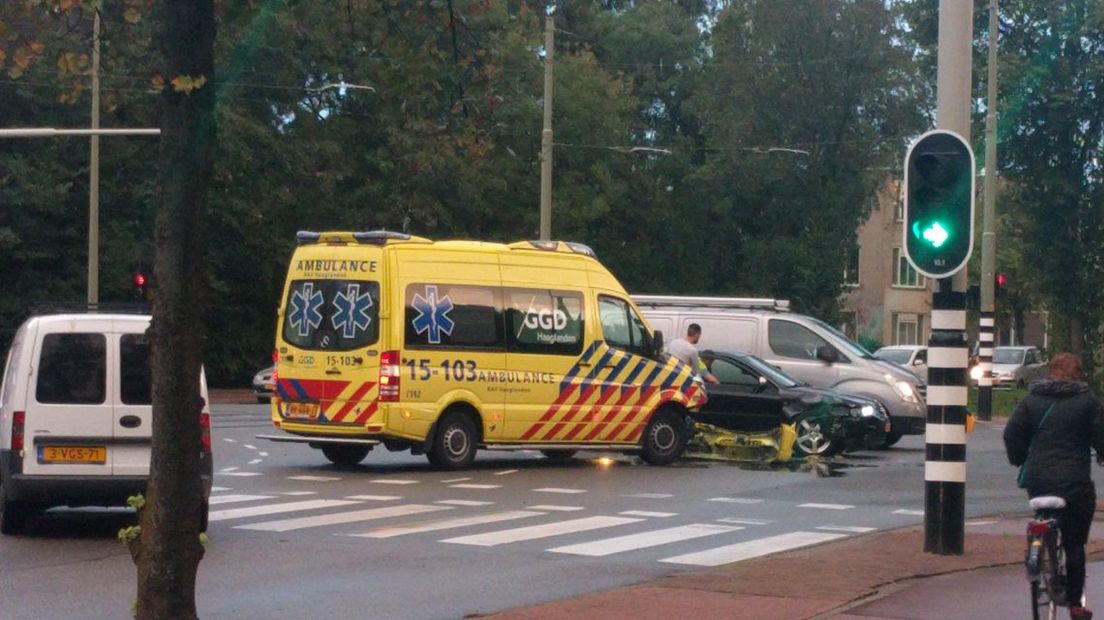 Ambulance botst op auto bij de Oude Haagweg.