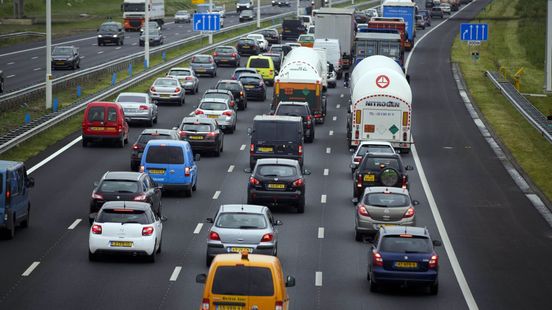 Dik uur vertraging door ongeval op A15. Dik uur vertraging door ongeval op A15.
