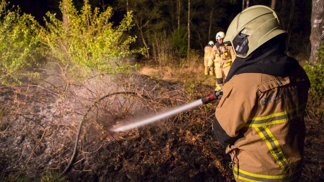 Brandweer blust natuurbrand Denekamp