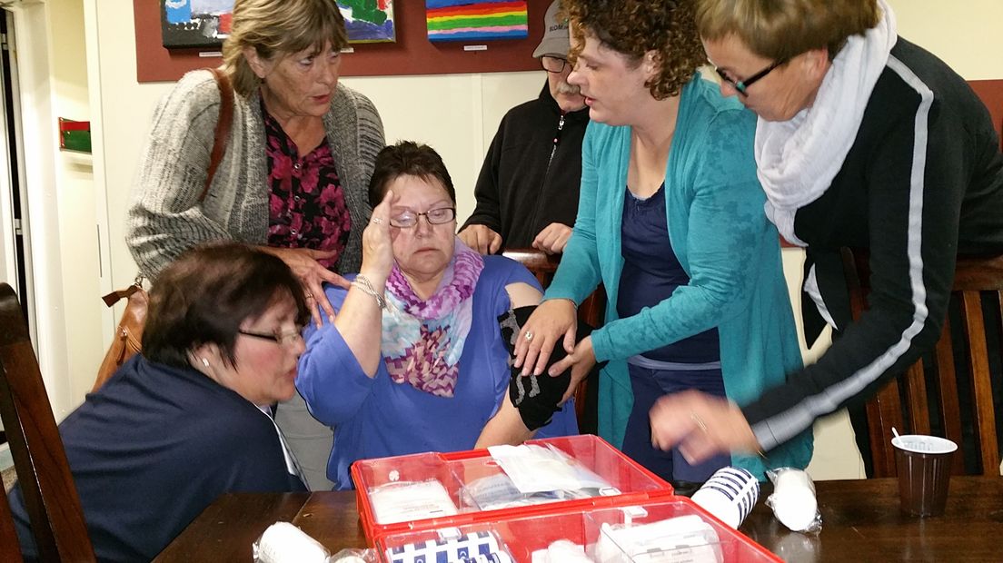 Hilda van der Heide wordt opgevangen na de val (Rechten: RTV Drenthe)