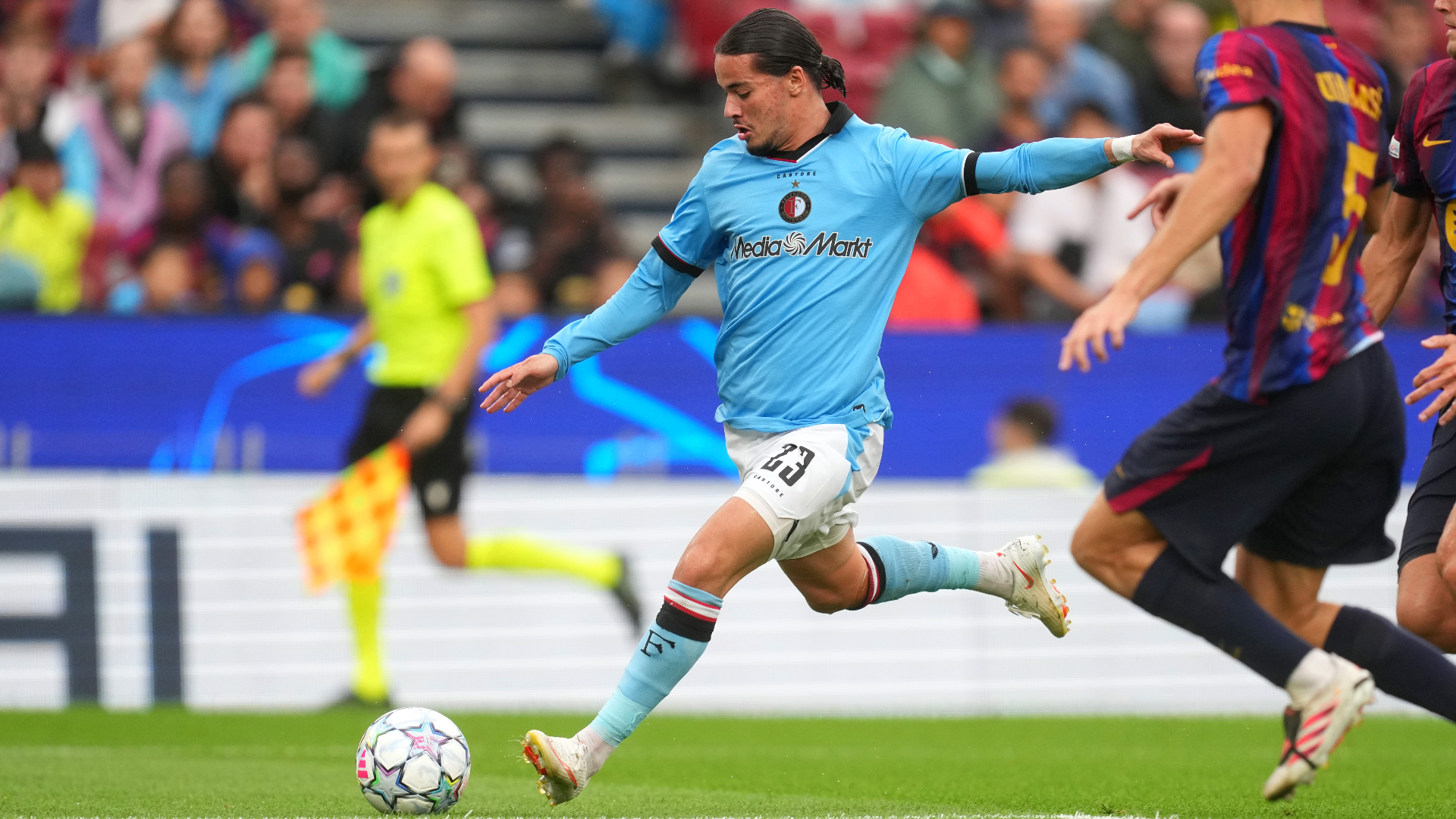 Anis Hadj Moussa schiet tegen FC Barcelona
