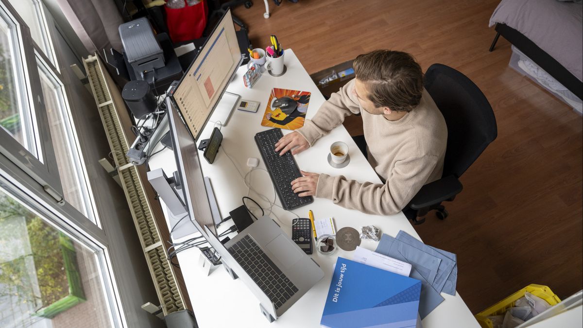 Man werkt thuis om voor vrouw met kanker te zorgen, ontslag na stiekem onderzoek naar inlogtijd